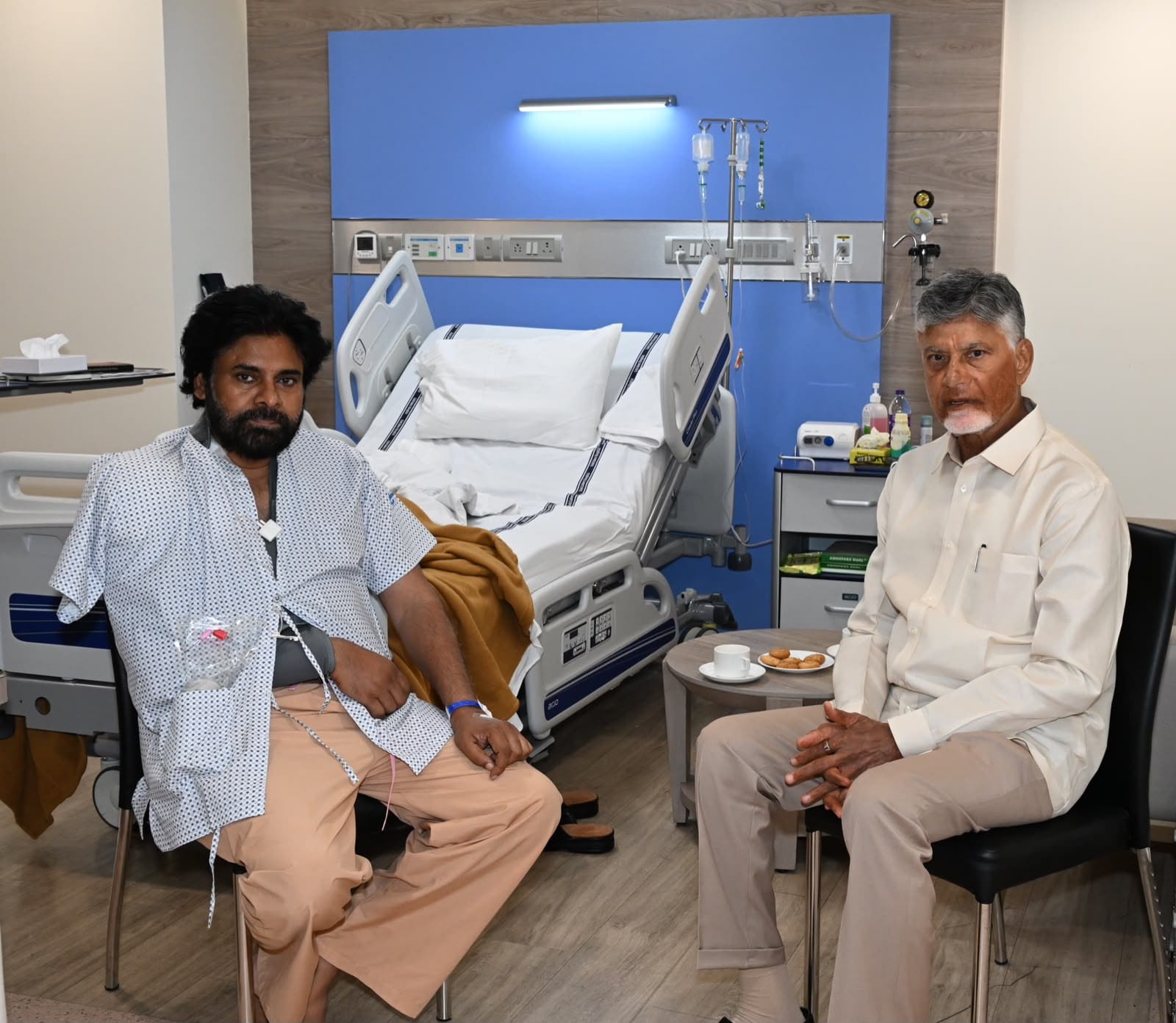 *సెప్టెంబర్ నెలాఖరు లేదా అక్టోబర్లో స్థానిక ఎన్నికలు: సీఎం*

ఏపీలో స్థానిక ఎన్నికలపై సీఎం చంద్రబాబు కీలక ప్రకటన చేశారు. 'సర్' పూర్తయిన వెంటనే సెప్టెంబర్ నెలాఖరు లేదా అక్టోబర్లో స్థానిక ఎన్నికలు నిర్వహిస్తామని టీడీపీ నేతలతో జరిగిన జూమ్ మీటింగ్లో వెల్లడించారు. ఇందుకోసం పార్టీ శ్రేణులు సిద్ధంగా ఉండాలని పిలుపునిచ్చారు. అటు SEP లేదా OCTలో మున్సిపల్ ఎన్నికలు జరిగే అవకాశం ఉందని, ఎన్నికలు జరుపుకునేందుకు సీఎం గ్రీన్ సిగ్నల్ ఇచ్చారని మంత్రి నారాయణ పేర్కొన్నారు.