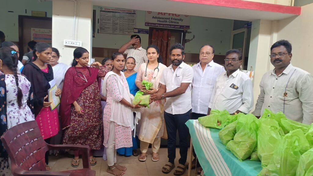 కరప పిహెచ్ సి లో గర్భిణీ లకు పౌష్టికహారం, మందులు పంపిణీ డాక్టర్  పబ్బినీడి పద్మజా శ్రీదేవి